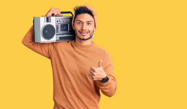 Snygg Latinamerikansk Ung Man Som Håller Boombox Lyssnar Musik Som — Stockfoto