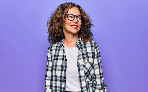 Mujer Hermosa Mediana Edad Con Camisa Casual Gafas Sobre Fondo — Foto de Stock