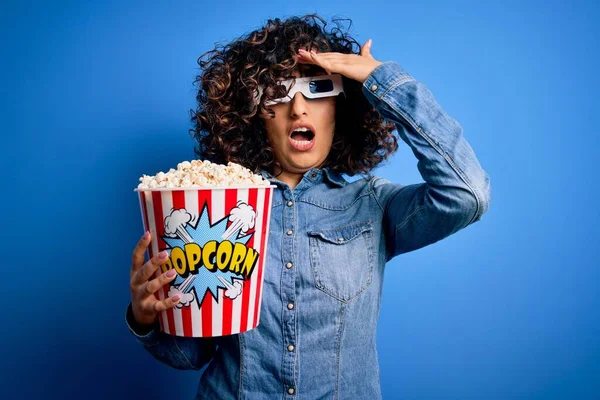 Joven Hermosa Mujer Árabe Rizado Viendo Película Utilizando Gafas Comer —  Fotos de Stock