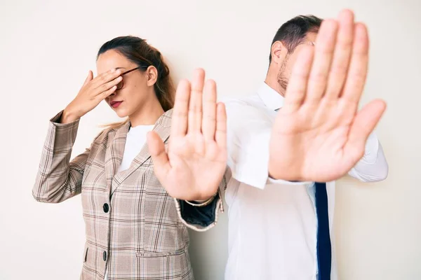 Hermosa Pareja Vistiendo Ropa Negocios Cubriendo Los Ojos Con Las — Foto de Stock