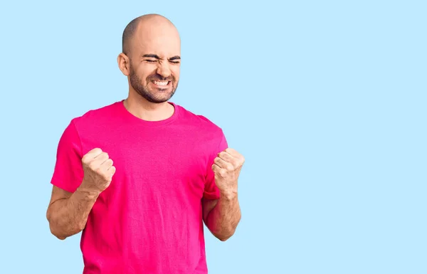 Homem Bonito Jovem Vestindo Camisa Casual Animado Para Sucesso Com — Fotografia de Stock