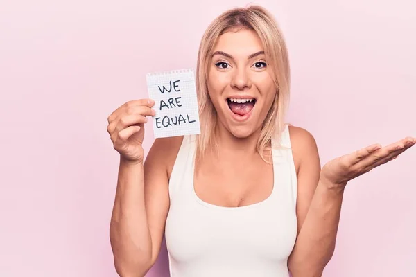 Giovane Bella Donna Bionda Che Chiede Parità Tenendo Carta Con — Foto Stock