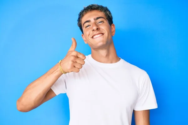 Joven Hombre Guapo Vistiendo Casual Camiseta Blanca Sonriendo Feliz Positivo —  Fotos de Stock