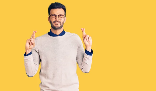 Homem Hispânico Bonito Jovem Vestindo Roupas Elegantes Óculos Gesto Dedo — Fotografia de Stock