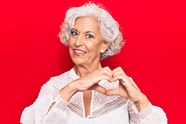 Senior Gråhårig Kvinna Bär Tillfälliga Kläder Ler Förälskad Gör Hjärta — Stockfoto