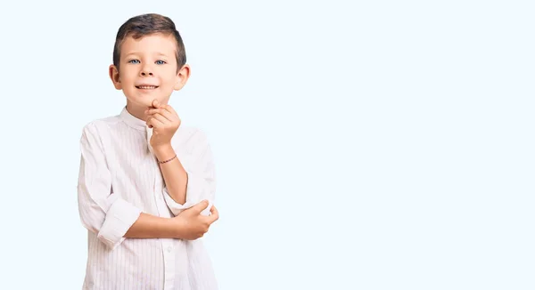 Schattig Blond Kind Draagt Elegant Shirt Kijkt Zelfverzekerd Naar Camera — Stockfoto