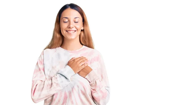 Mulher Bonita Usando Camisola Casual Tie Dye Sorrindo Com Mãos — Fotografia de Stock