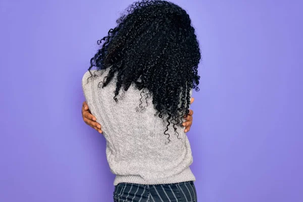 Jonge Afro Amerikaanse Vrouw Draagt Casual Trui Bril Paarse Achtergrond — Stockfoto