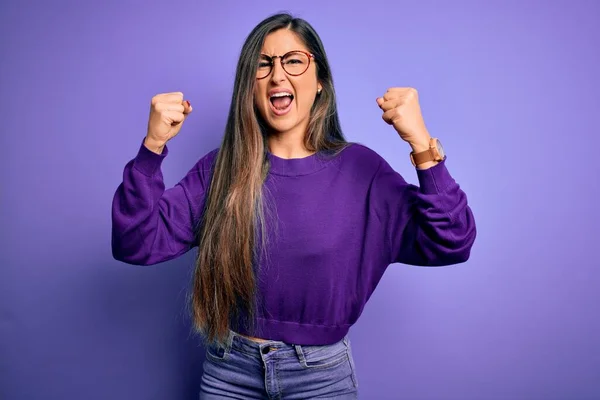 Joven Hermosa Mujer Inteligente Con Gafas Sobre Fondo Aislado Púrpura —  Fotos de Stock