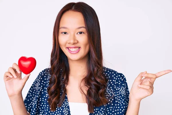 Jong Mooi Chinees Meisje Houden Hart Glimlachend Gelukkig Wijzend Met — Stockfoto