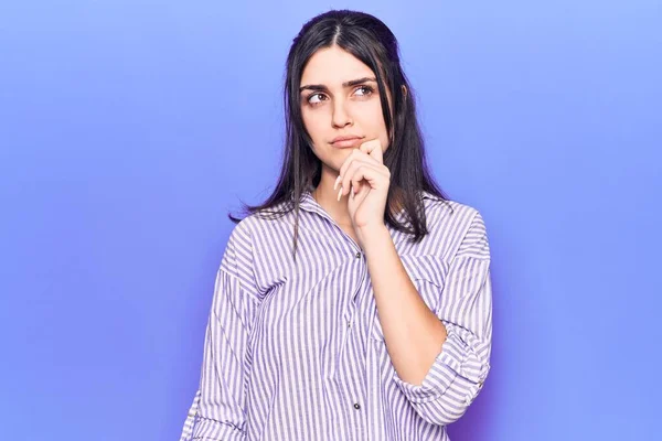 Jong Mooi Meisje Dragen Casual Gestreept Shirt Denken Geconcentreerd Twijfel — Stockfoto