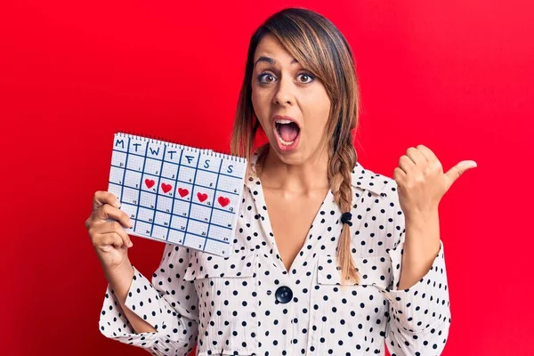 Jong Mooi Vrouw Holding Periode Kalender Wijzend Duim Naar Zijkant — Stockfoto