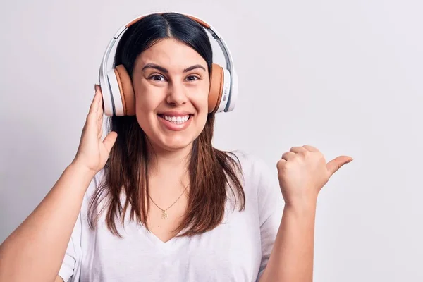 Jong Mooi Brunette Vrouw Luisteren Naar Muziek Met Behulp Van — Stockfoto