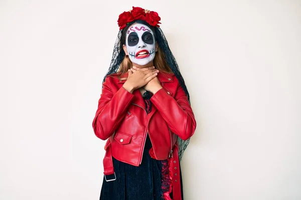 Kvinnan Bär Den Döda Kostymen Över Vitt Skrikande Kvävs Eftersom — Stockfoto