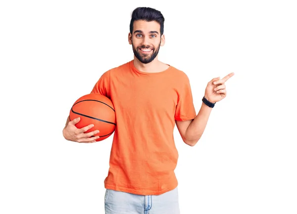 Молодий Красивий Чоловік Бородою Бородатий Баскетбольний Усміхнений Щасливий Вказуючи Рукою — стокове фото