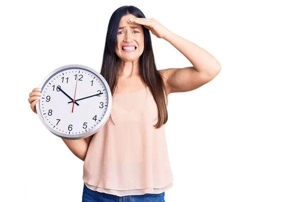 Giovane Bella Donna Caucasica Tenendo Grande Orologio Stressato Frustrato Con — Foto Stock