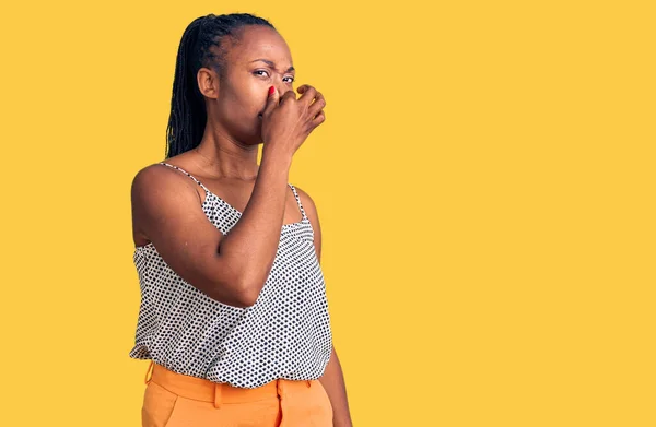 Jonge Afro Amerikaanse Vrouw Casual Kleding Ruikt Iets Stinkends Walgelijk — Stockfoto