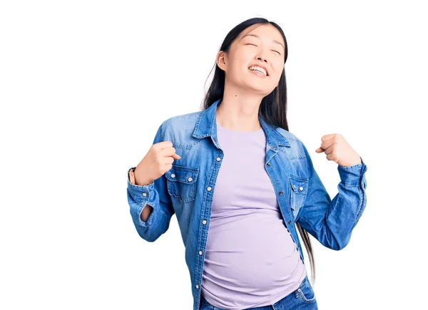 Genç Güzel Çinli Hamile Bir Kadın Bebek Bekliyor Çok Mutlu — Stok fotoğraf