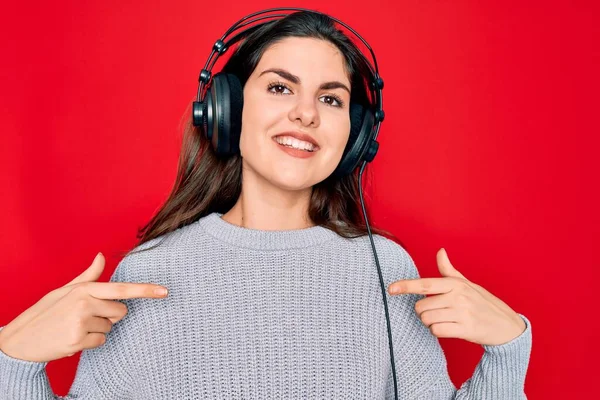 Junge Schöne Mädchen Mit Modernen Kopfhörern Die Musik Auf Rotem — Stockfoto