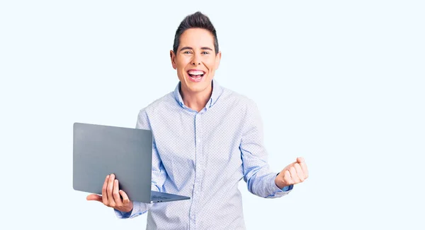 Jovem Mulher Com Cabelo Curto Segurando Laptop Gritando Orgulhoso Celebrando — Fotografia de Stock