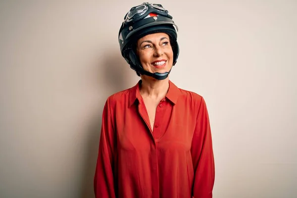 Medioevo Motociclista Donna Che Indossa Casco Moto Sfondo Bianco Isolato — Foto Stock