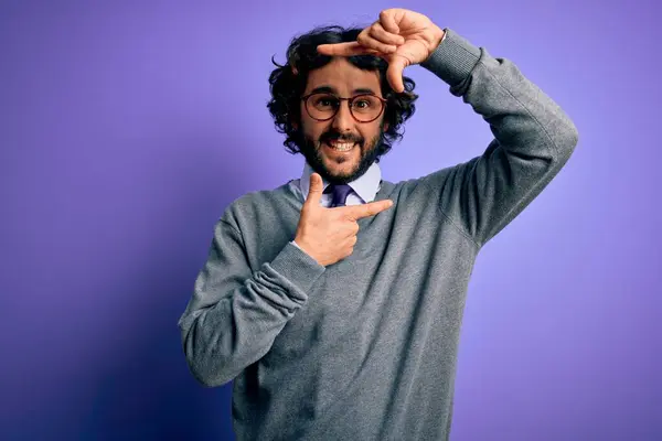 Bonito Empresário Com Barba Vestindo Gravata Óculos Sobre Fundo Roxo — Fotografia de Stock