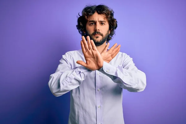 Jovem Homem Negócios Bonito Com Barba Vestindo Camisa Sobre Fundo — Fotografia de Stock