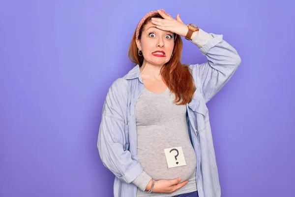 Jonge Mooie Roodharige Zwangere Vrouw Verwacht Baby Met Vraagteken Maag — Stockfoto