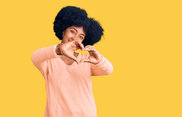 Junge Afrikanisch Amerikanische Mädchen Lässiger Kleidung Lächeln Verliebt Und Tun — Stockfoto