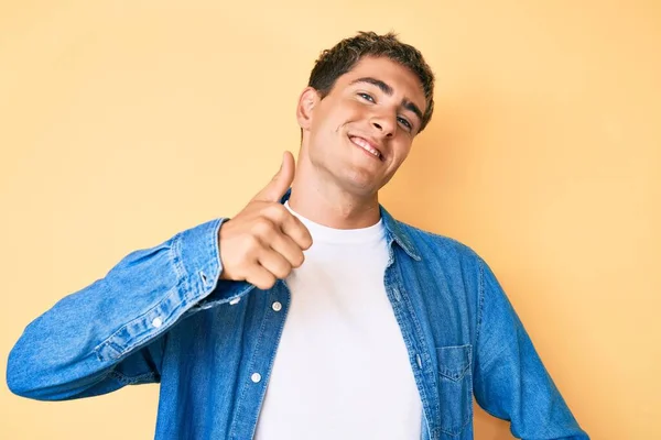 Joven Hombre Guapo Usando Ropa Casual Haciendo Gesto Feliz Con —  Fotos de Stock