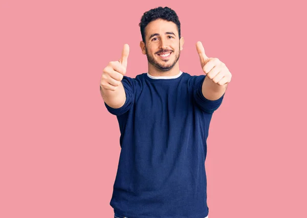 Joven Hombre Hispano Usando Ropa Casual Aprobando Hacer Gesto Positivo — Foto de Stock