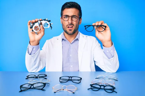 Junger Hispanischer Mann Mit Optometriebrille Ahnungsloser Und Verwirrter Miene Zweifelhaftes — Stockfoto