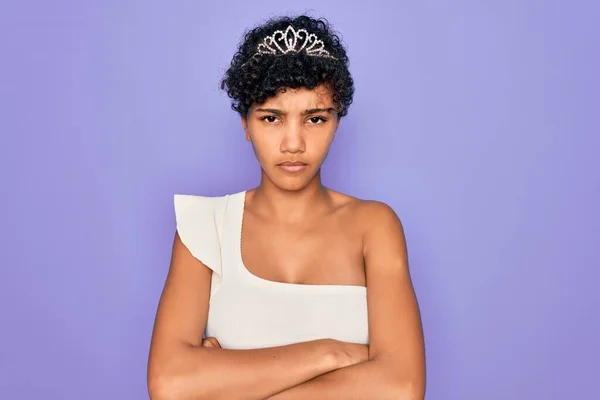 Ung Vacker Afrikansk Amerikansk Afro Kvinna Bär Tiara Krona Över — Stockfoto