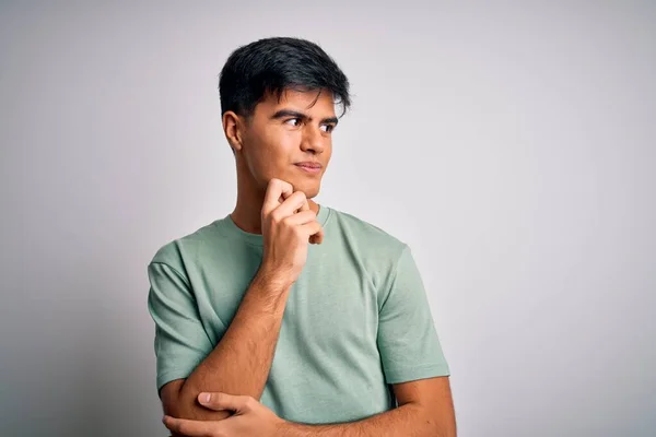 Jeune Bel Homme Portant Shirt Décontracté Debout Sur Fond Blanc — Photo