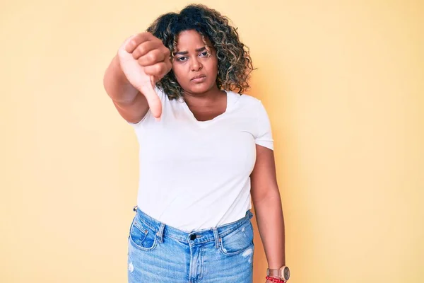 Jovem Afro Americana Size Mulher Vestindo Camisa Branca Casual Olhando — Fotografia de Stock