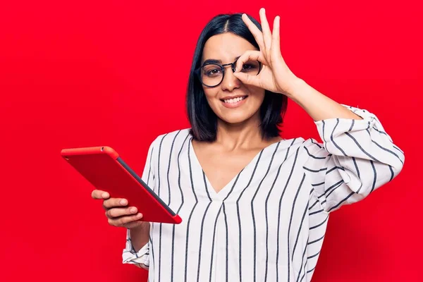 Jong Mooi Latijn Vrouw Houden Touchpad Glimlachen Gelukkig Doen Teken — Stockfoto