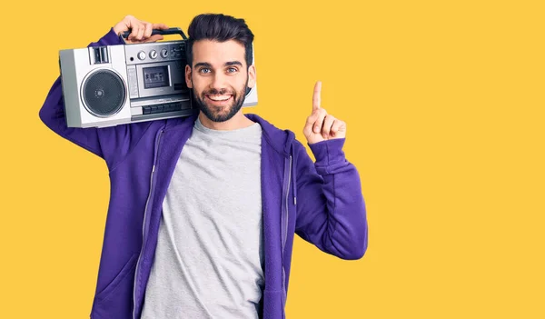 Homem Bonito Jovem Com Barba Ouvindo Música Usando Boombox Vintage — Fotografia de Stock