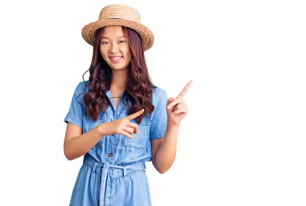 Young Beautiful Chinese Girl Wearing Summer Hat Smiling Looking Camera — Stock Photo, Image