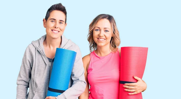 Paar Vrouwen Houden Yoga Mat Kijkend Positief Gelukkig Staand Lachend — Stockfoto