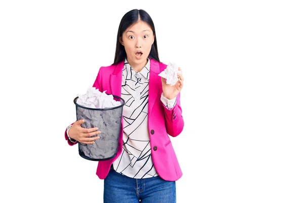 Young Beautiful Chinese Woman Holding Paper Bin Full Crumpled Papers — Stock Photo, Image