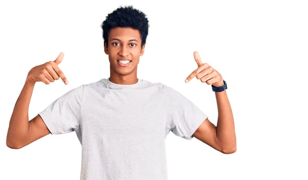 年轻的非洲裔美国人穿着休闲装 面带微笑 带着自信 用手指指着自己 自豪而快乐 — 图库照片