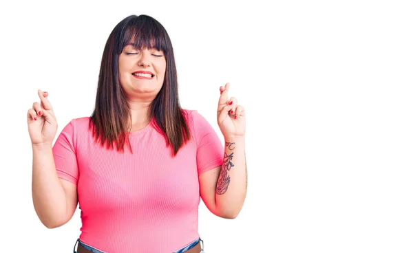 Junge Size Frau Lässiger Kleidung Gestikuliert Mit Erhobenem Zeigefinger Lächelnd — Stockfoto