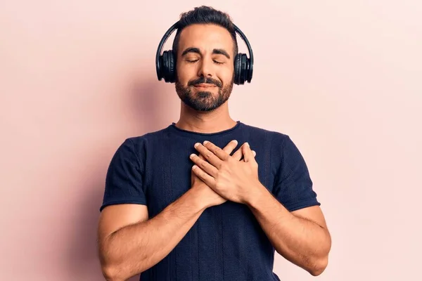 Jovem Hispânico Ouvindo Música Usando Fones Ouvido Sorrindo Com Mãos — Fotografia de Stock