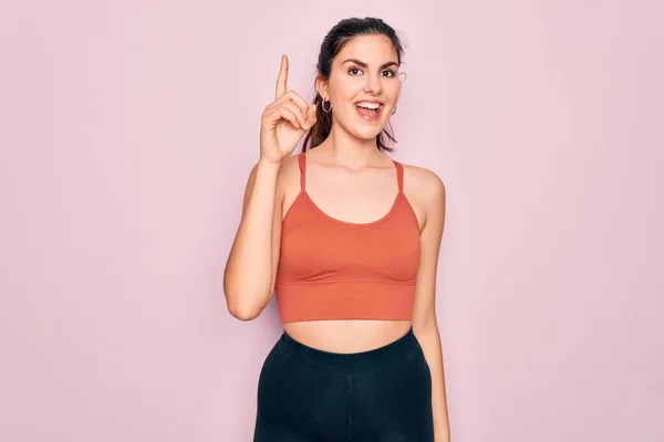 Ung Vacker Fitness Kvinna Bär Sport Excersie Kläder Över Rosa — Stockfoto