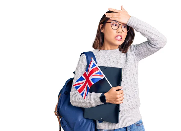 Młoda Piękna Chińska Dziewczyna Nosi Plecak Studentów Gospodarstwa Segregator Flagi — Zdjęcie stockowe