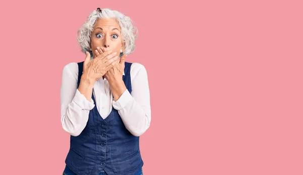 Donna Anziana Dai Capelli Grigi Che Indossa Vestiti Casual Scioccato — Foto Stock