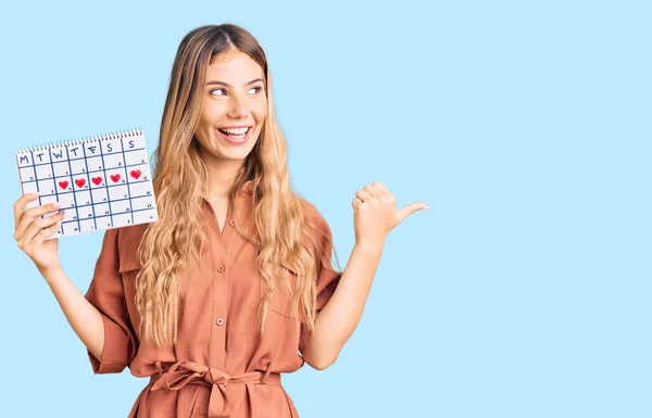 Mooie Blanke Vrouw Met Blond Haar Houden Hart Kalender Wijzen — Stockfoto