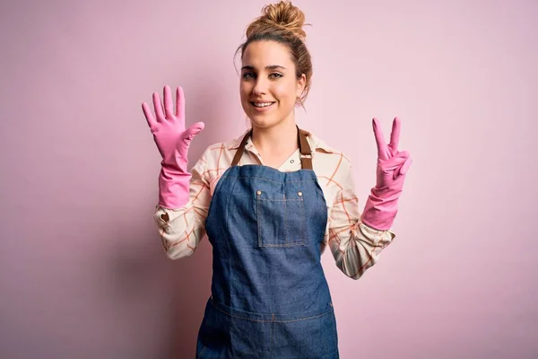 Junge Schöne Blonde Putzfrau Die Hausarbeit Macht Arpon Und Handschuhe — Stockfoto
