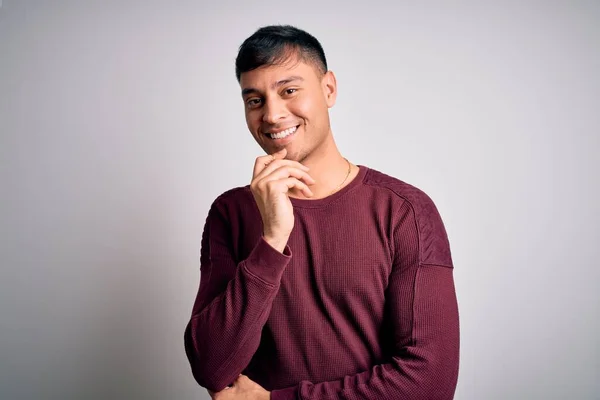 Joven Hombre Hispano Guapo Con Camisa Casual Pie Sobre Fondo —  Fotos de Stock