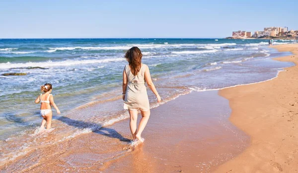 Bella Madre Figlia Che Giocano Spiaggia — Foto Stock